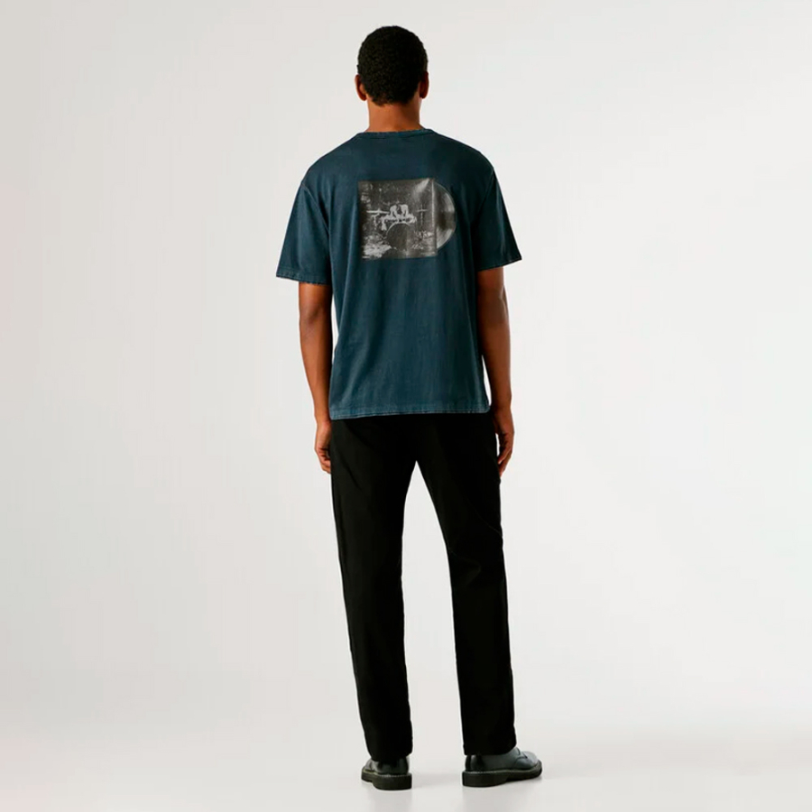 camiseta-com-estampa-nas-costas-modelagem-folgada