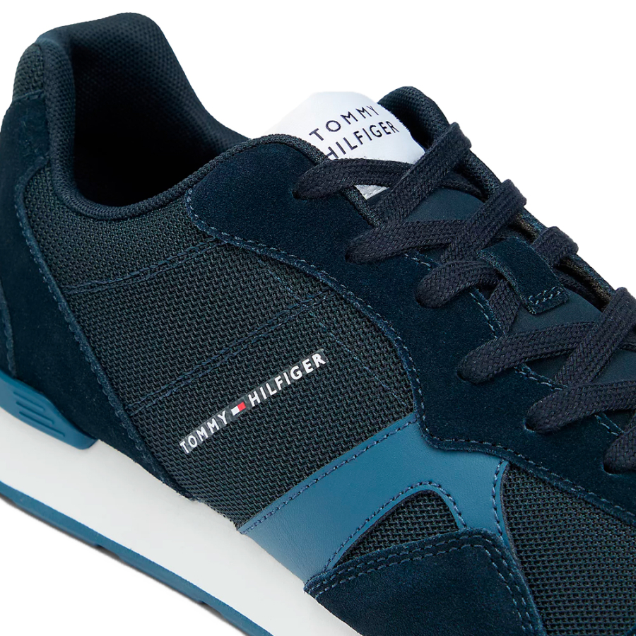 wildledersneaker-mit-einem-mix-aus-verschiedenen-texturen wildledersneaker-mit-einem-mix-aus-verschiedenen-texturen