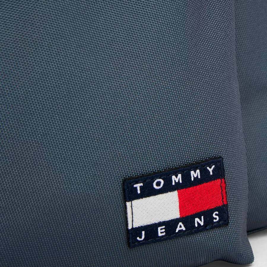 mochila-essential-con-logo mochila-essential-con-logo