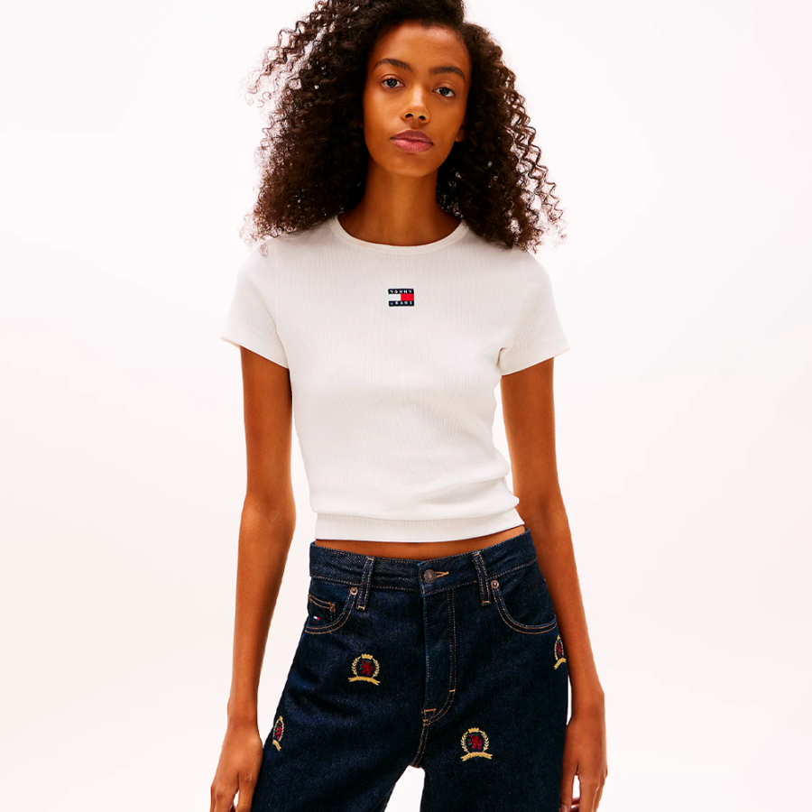 schmal-geschnittenes-rippstrick-t-shirt-mit-aufnaher