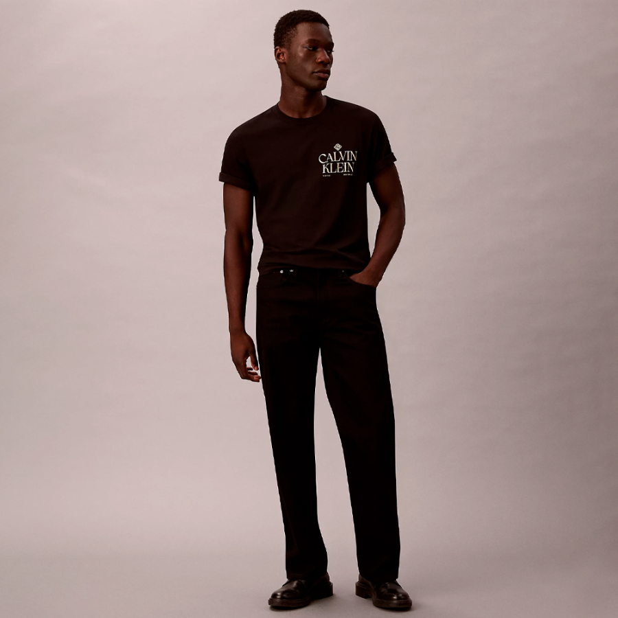 klassisches-t-shirt-mit-rosen-grafiklogo klassisches-t-shirt-mit-rosen-grafiklogo