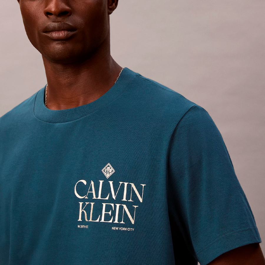 camiseta-clasica-con-logo-grafico-de-rosas camiseta-clasica-con-logo-grafico-de-rosas