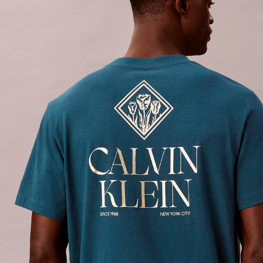 klassisches-t-shirt-mit-rosen-grafiklogo klassisches-t-shirt-mit-rosen-grafiklogo