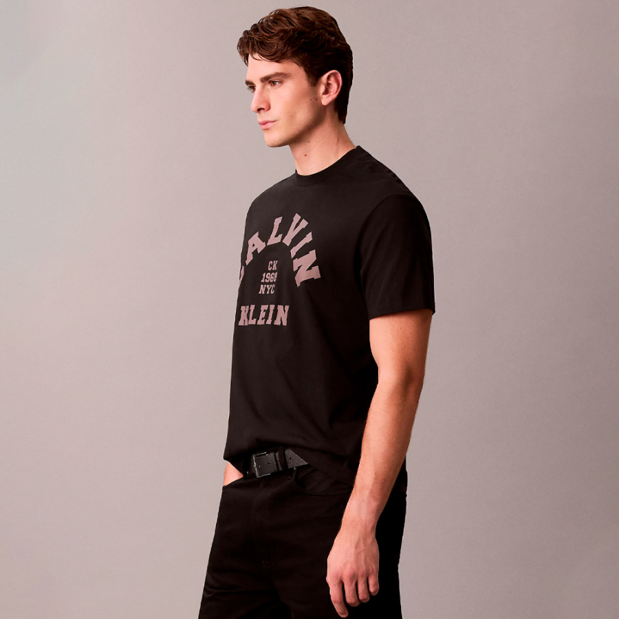 camiseta-holgada-universitaria-con-logo-grafico camiseta-holgada-universitaria-con-logo-grafico