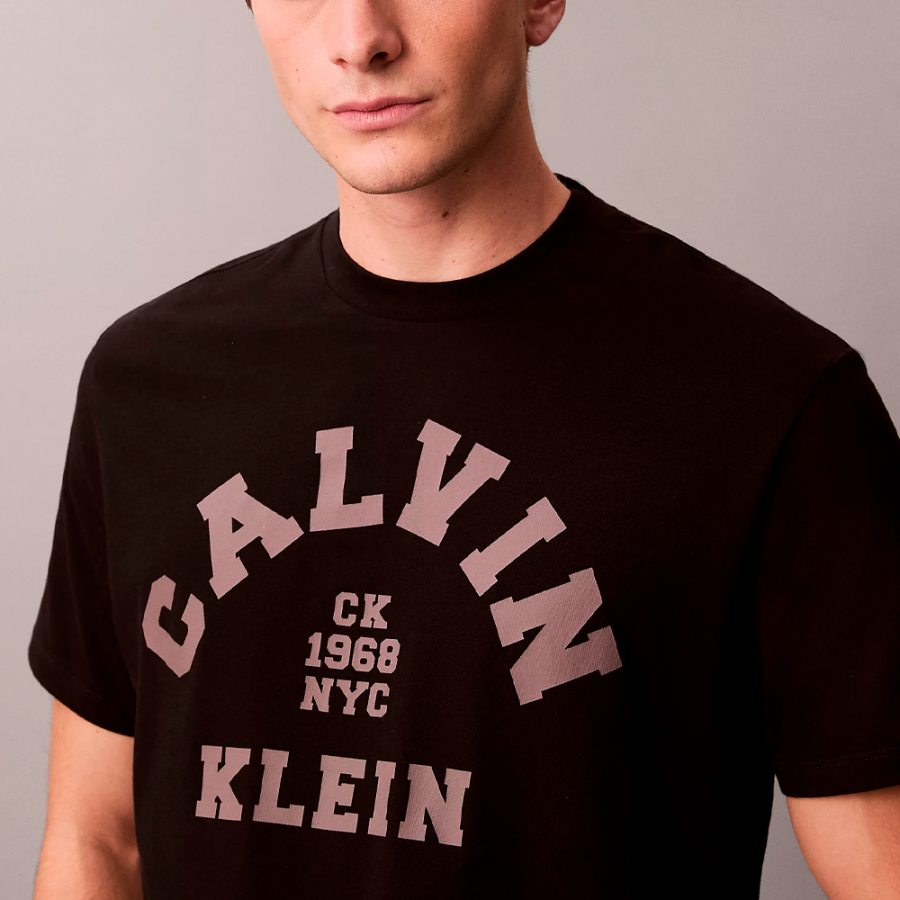 camiseta-universitaria-folgada-com-logotipo-estampado