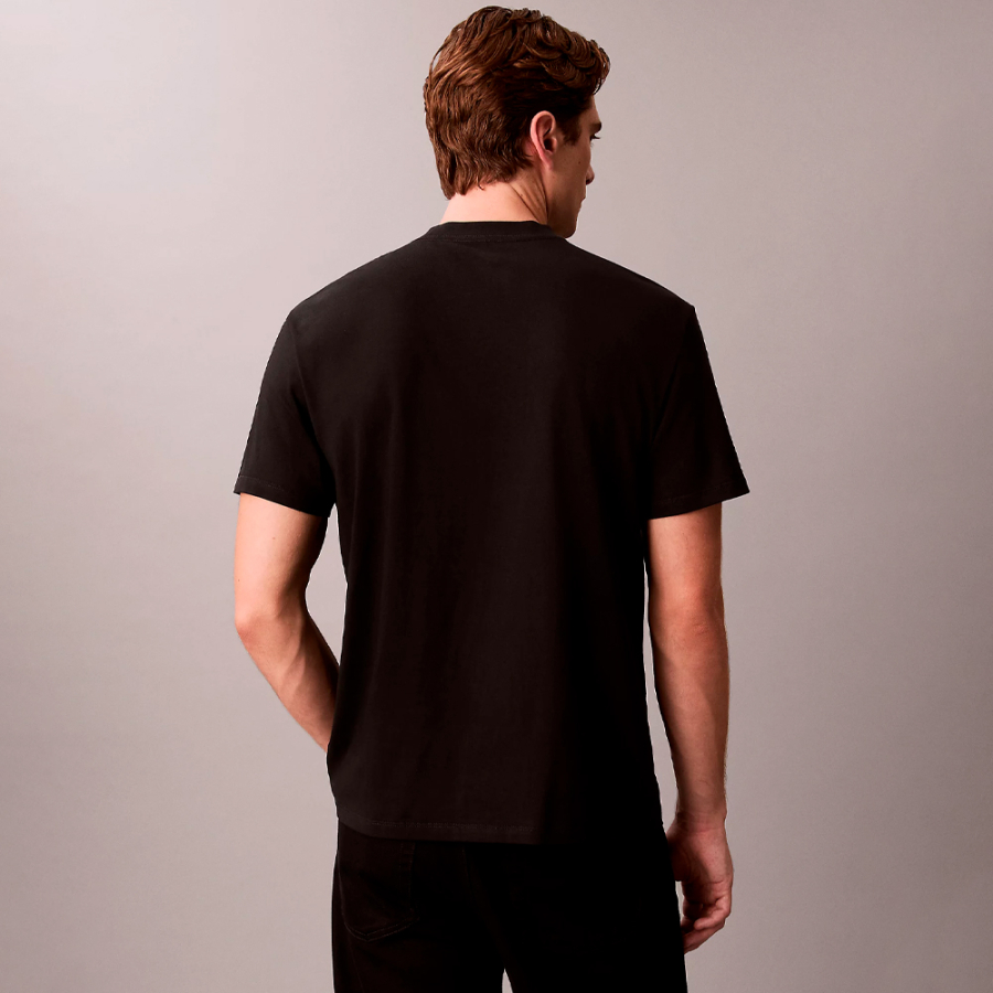 camiseta-universitaria-folgada-com-logotipo-estampado