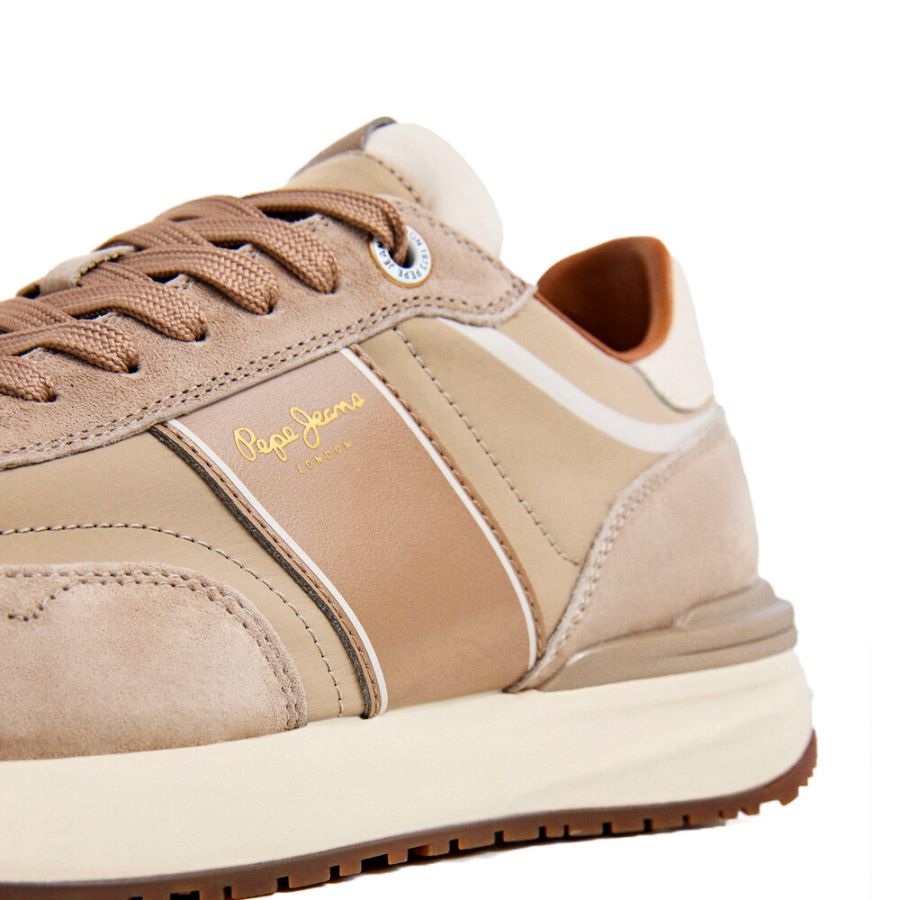 tenis-com-detalhes-em-camurca