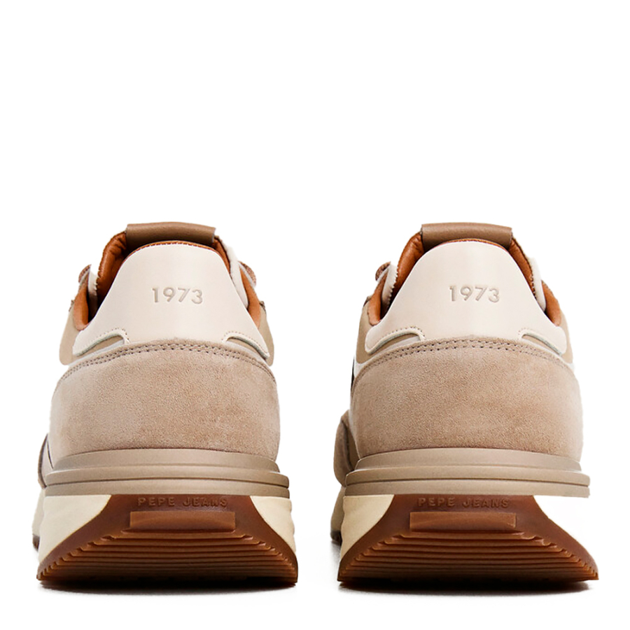 baskets-avec-details-en-daim