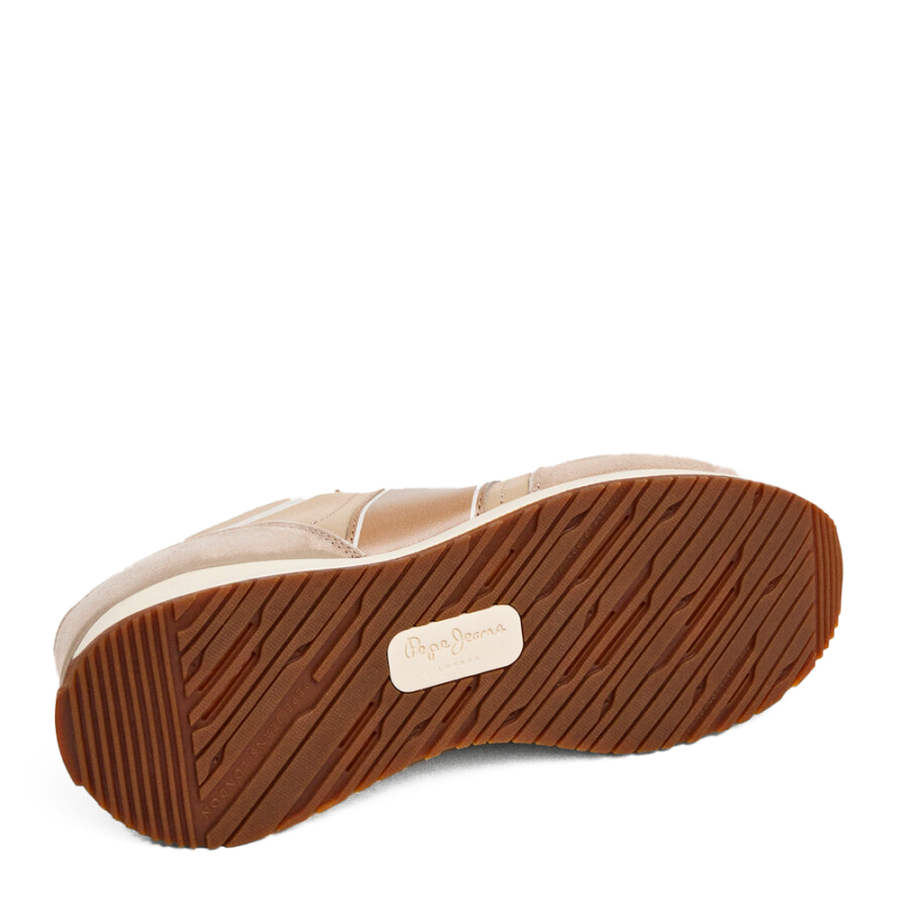 tenis-com-detalhes-em-camurca