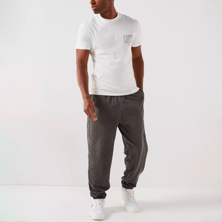 t-shirt-mit-logos-im-spruheffekt