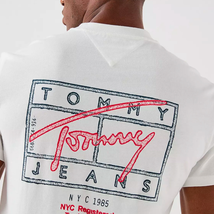 t-shirt-avec-logos-effet-spray