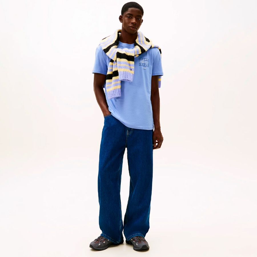 t-shirt-mit-logos-im-spruheffekt