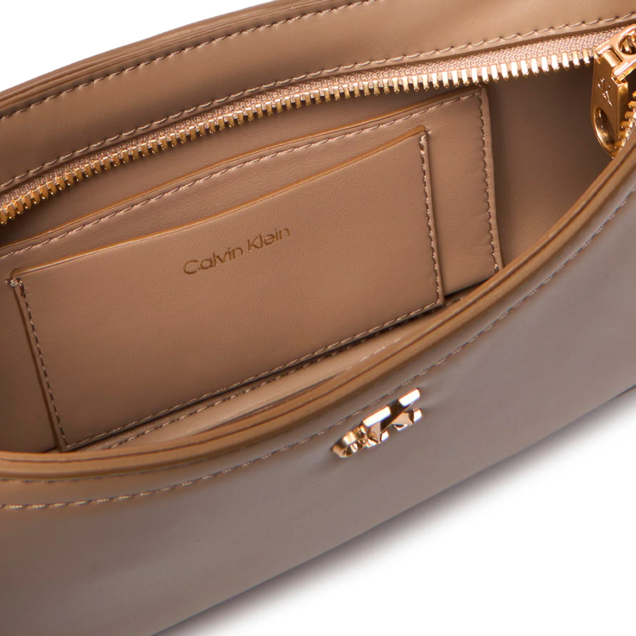 bolsa-de-ombro-com-detalhes-em-monograma