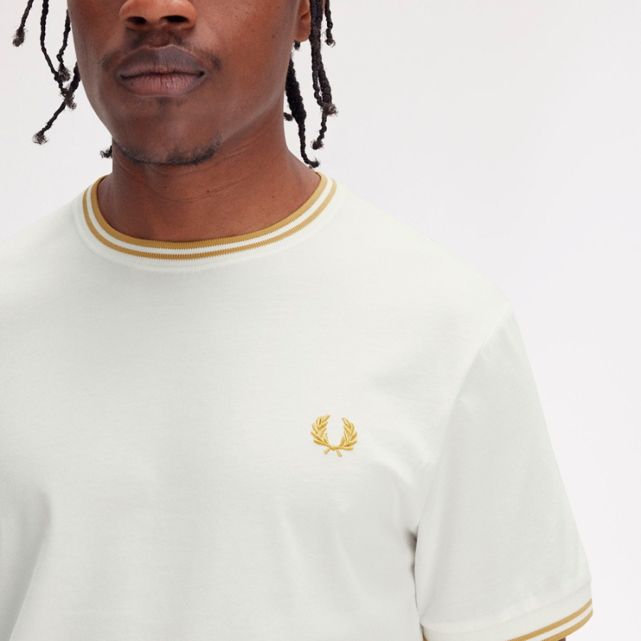 t-shirt-con-rifiniture-a-due-righe