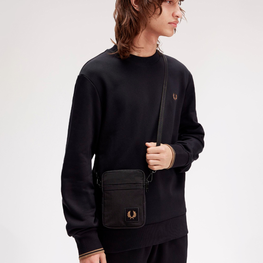 borsa-a-tracolla-in-nylon-con-distintivo