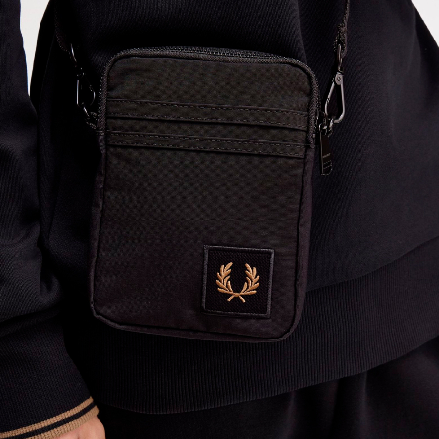 bolsa-de-ombro-em-nylon-com-emblema