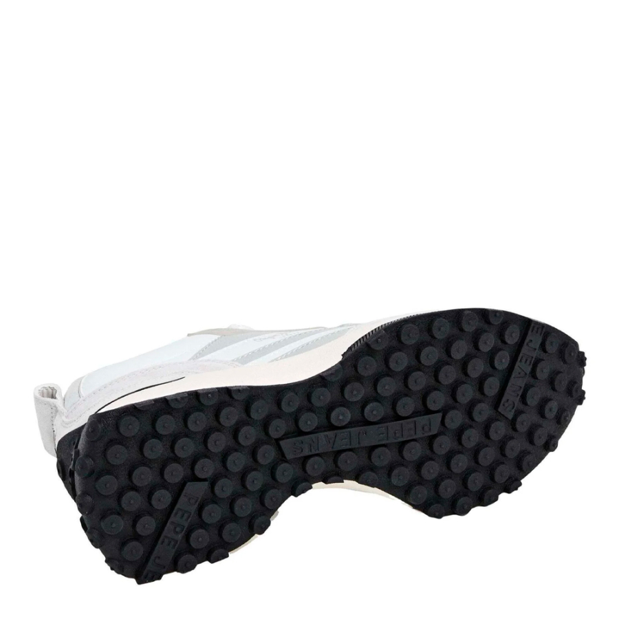 tenis-com-detalhes-em-camurca