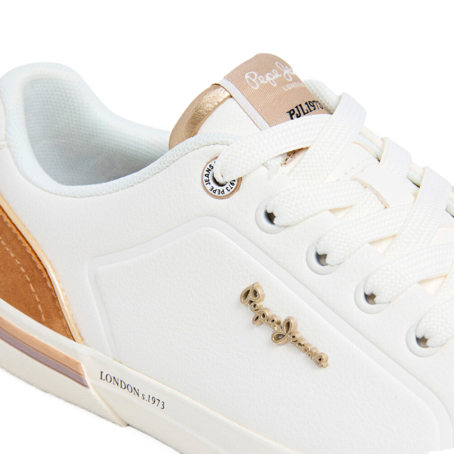 zapatillas-clasicas-con-detalles-en-ante