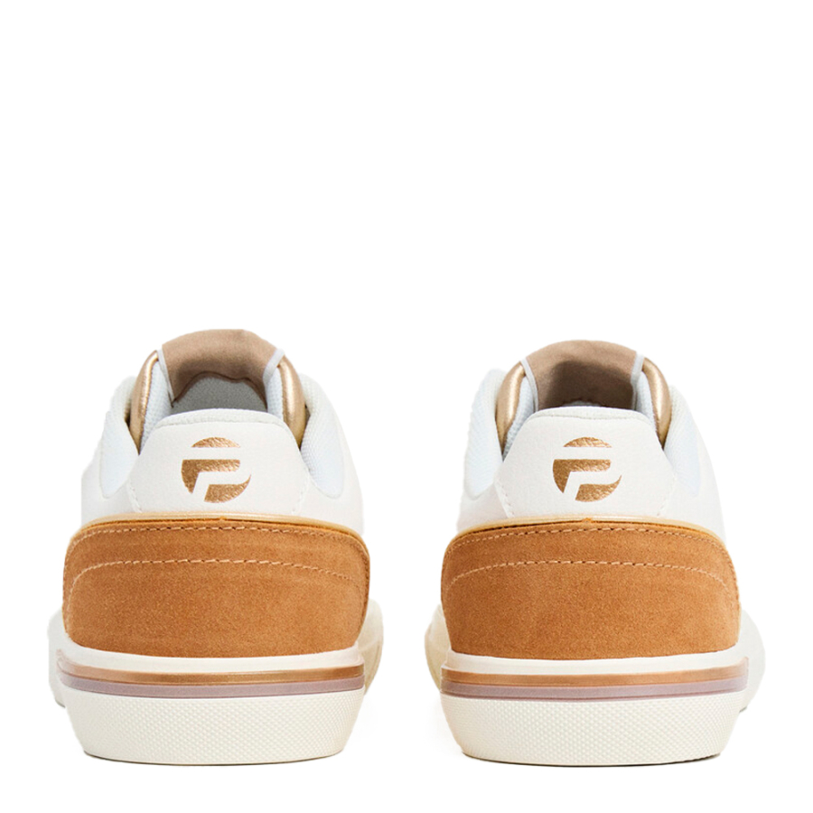 klassische-sneaker-mit-wildlederdetails