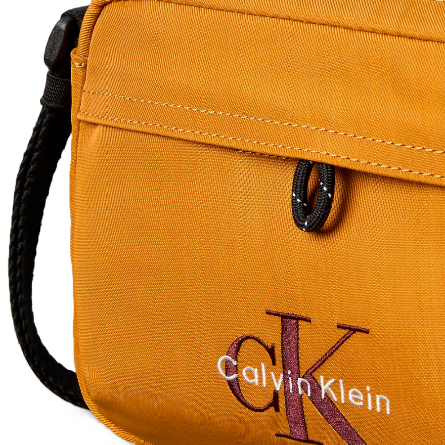 borsa-a-tracolla-in-nylon-per-fotocamera-con-logo-in-evidenza