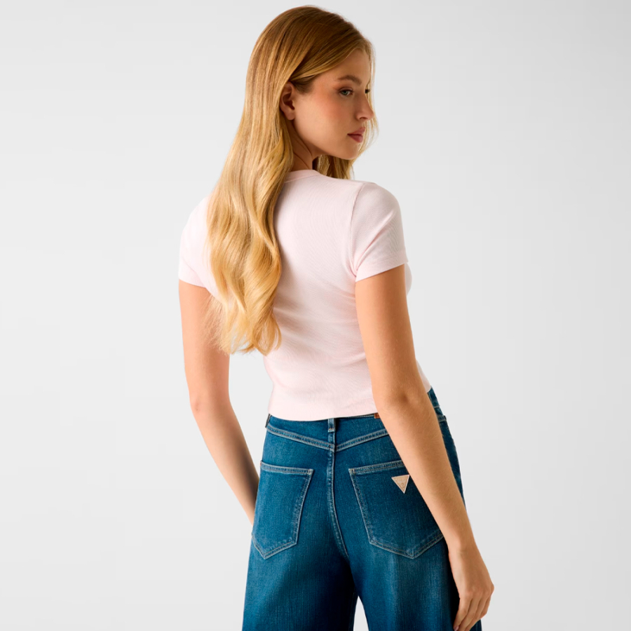 t-shirt-avec-des-paillettes-dans-le-logo