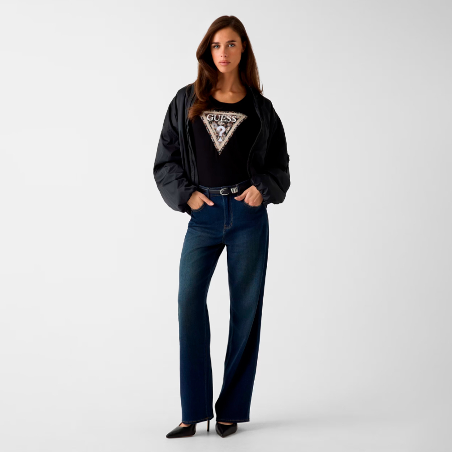 camiseta-com-logo-triangular