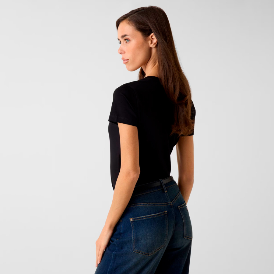 t-shirt-avec-logo-triangulaire