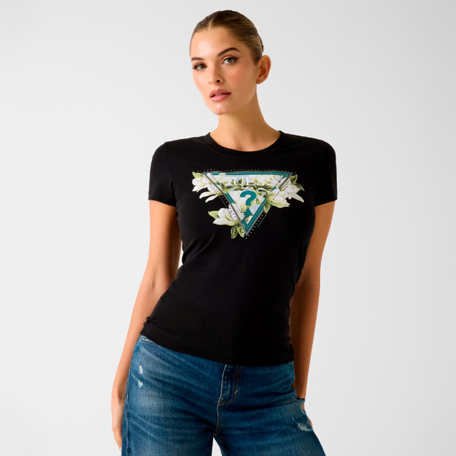 camiseta-com-logo-triangular