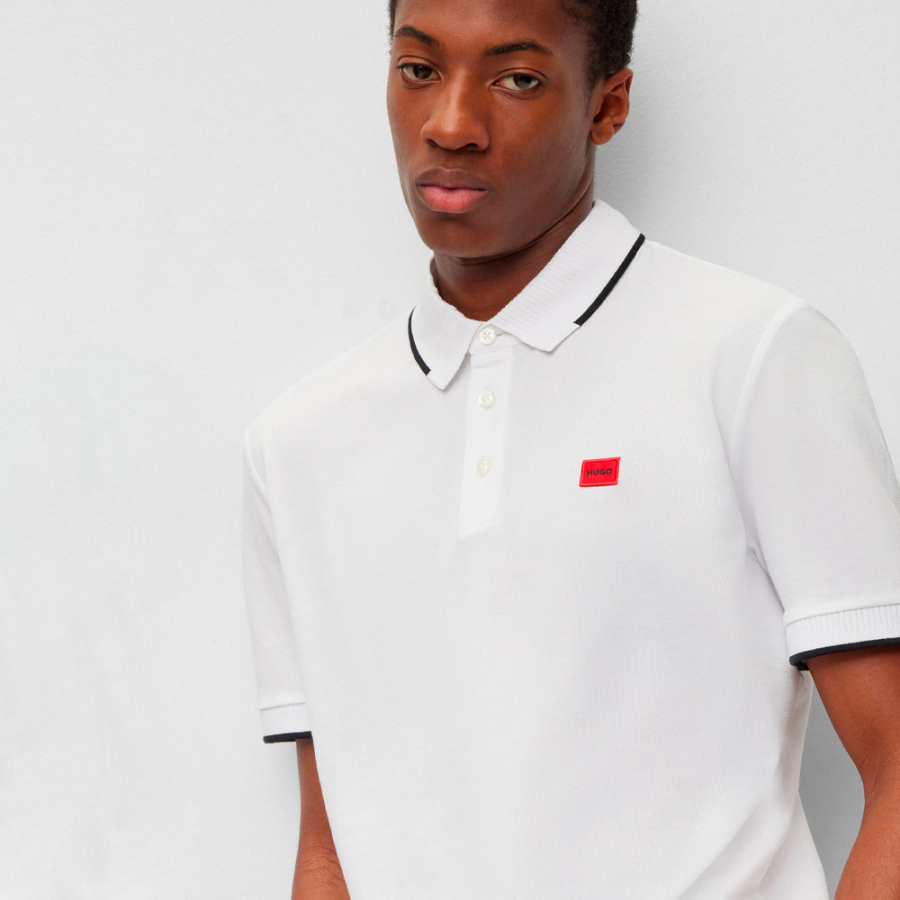 camisa-polo-slim-fit-com-etiqueta-vermelha-com-o-logotipo