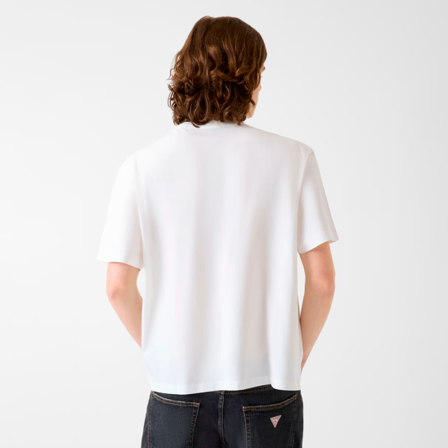 camiseta-con-logo-estampado