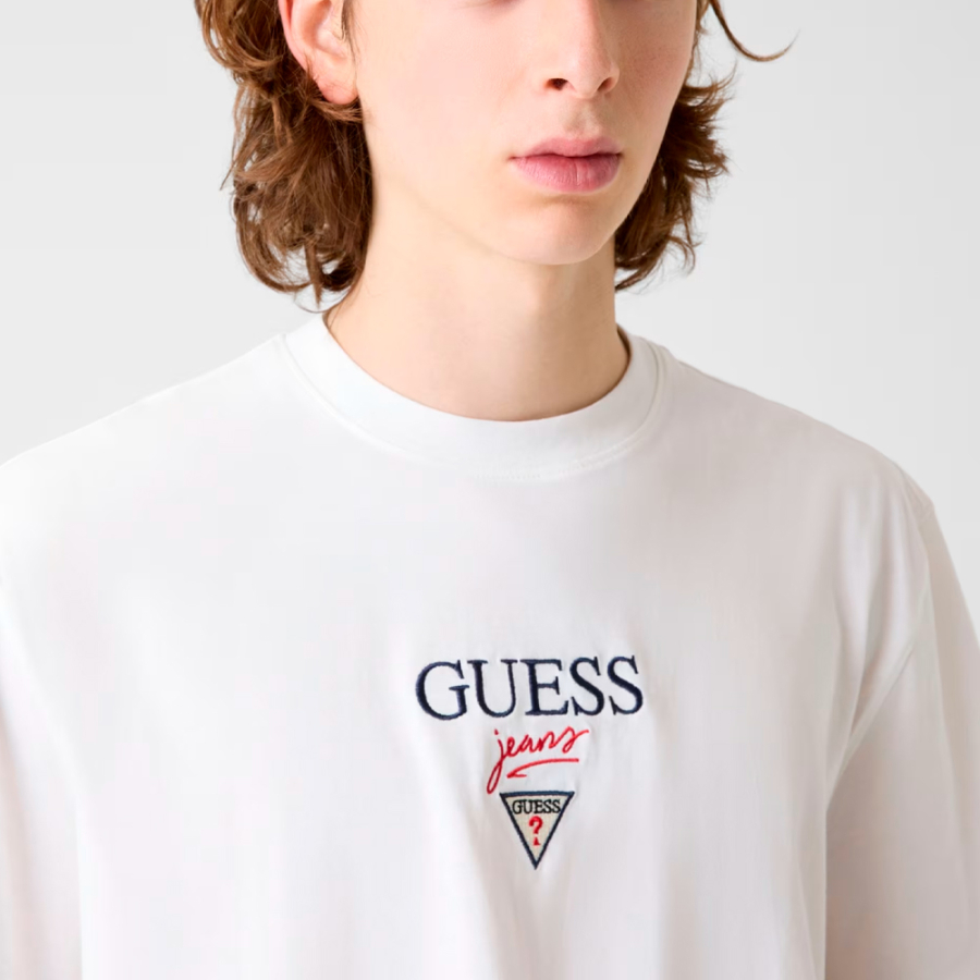 camiseta-con-logo-estampado