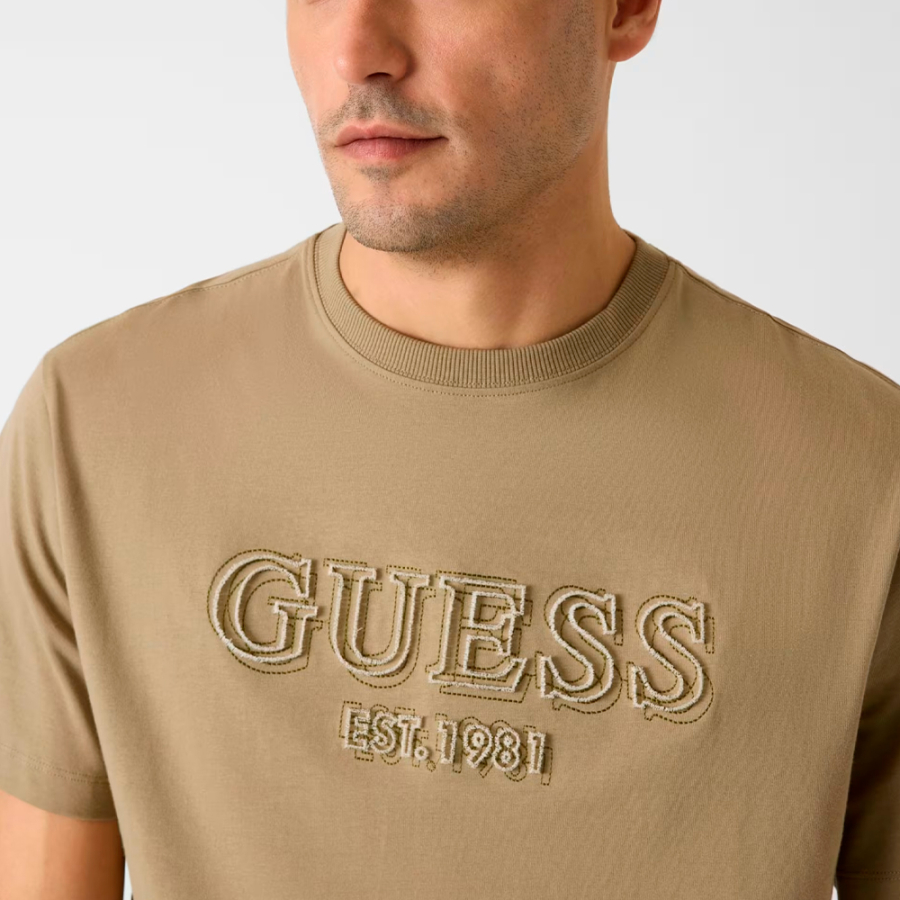 camiseta-con-logo-bordado