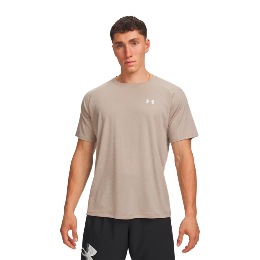 short-sleeved-t-shirt-with-tech-texture