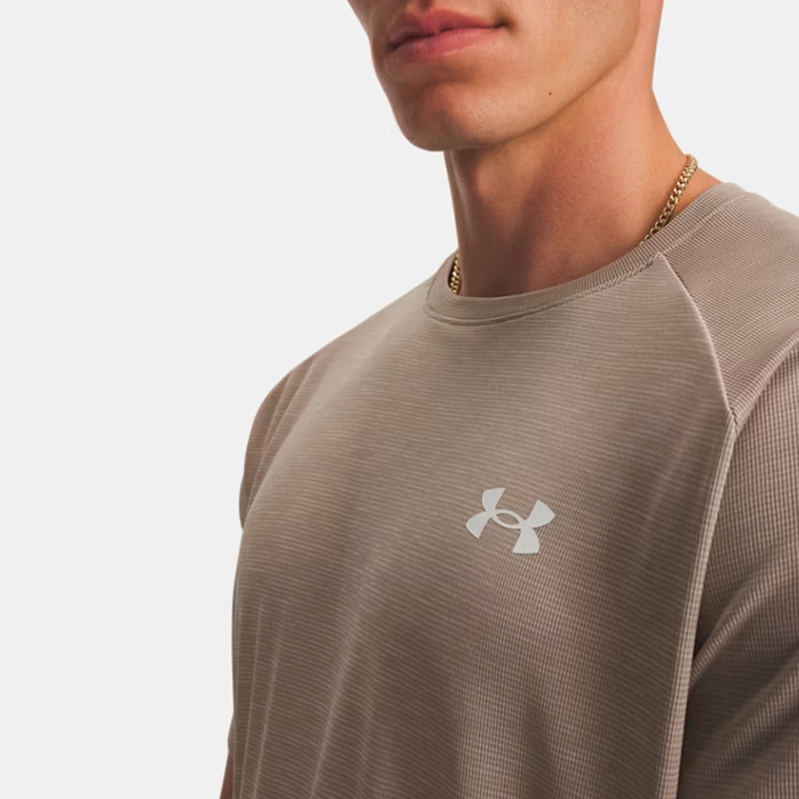 t-shirt-a-manches-courtes-avec-texture-technique