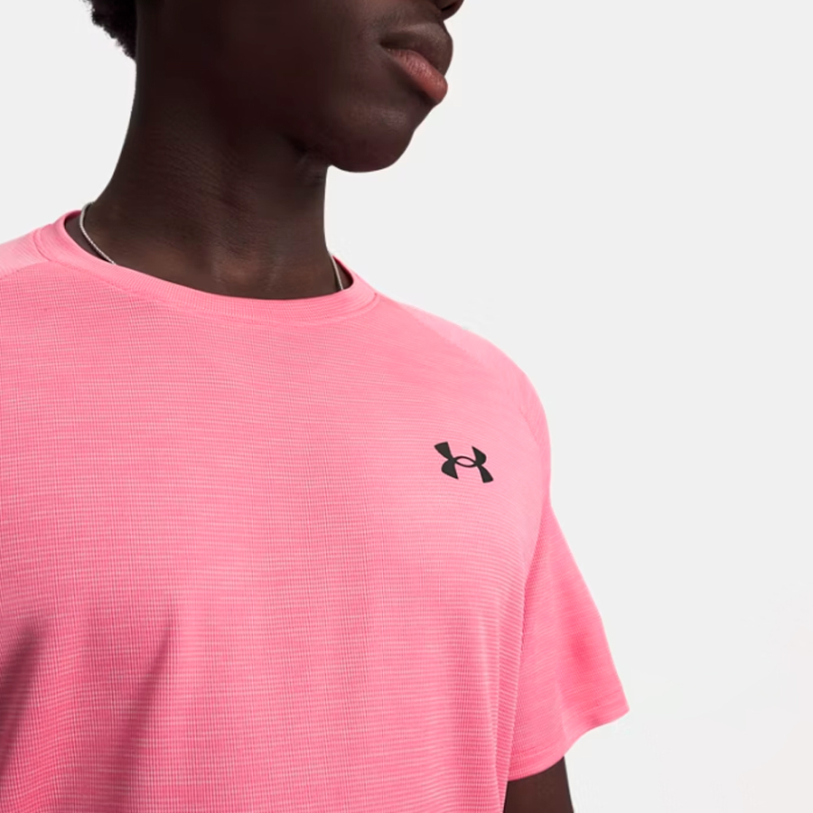 kurzarmeliges-t-shirt-mit-technischer-textur