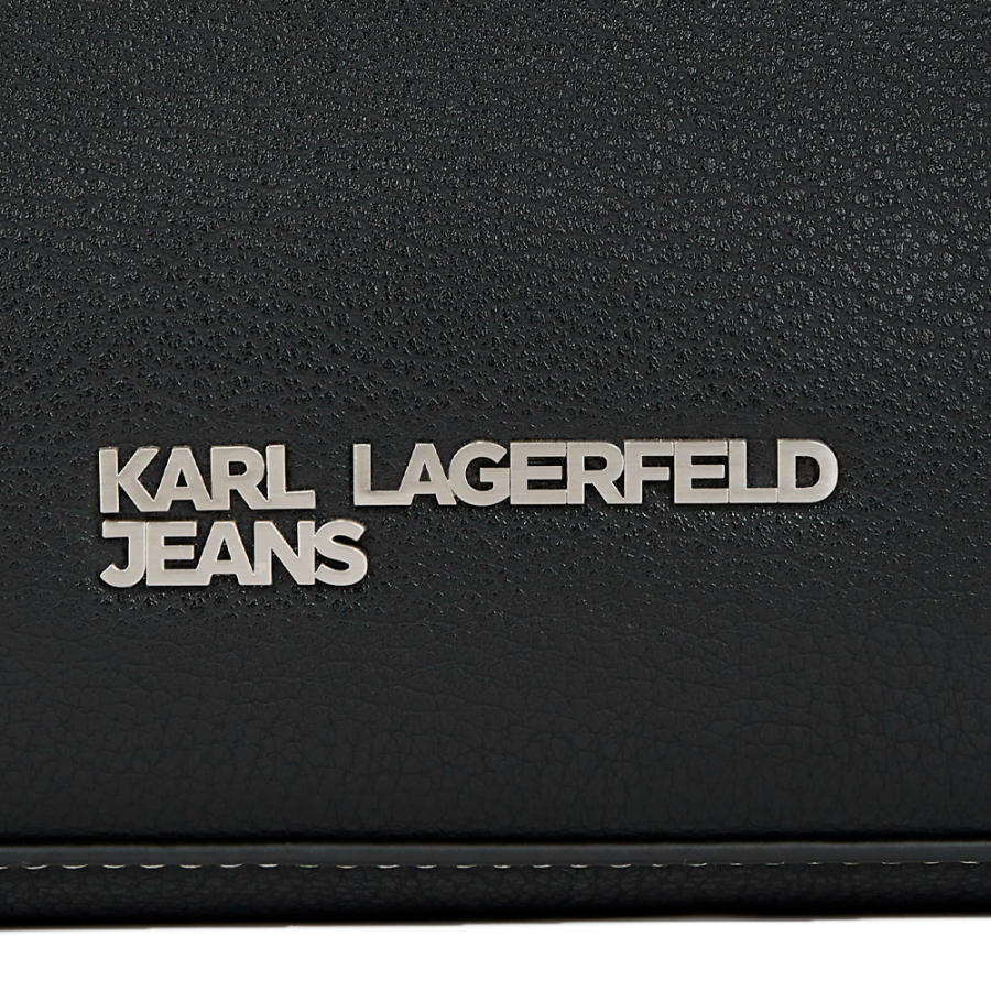 kleine-schultertasche-mit-metallischem-logo