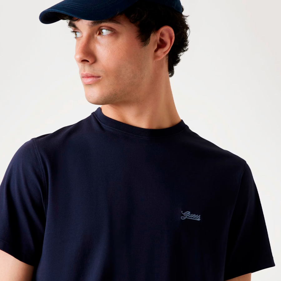 camiseta-com-logotipo-bordado