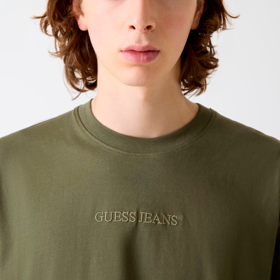 t-shirt-avec-logo-brode