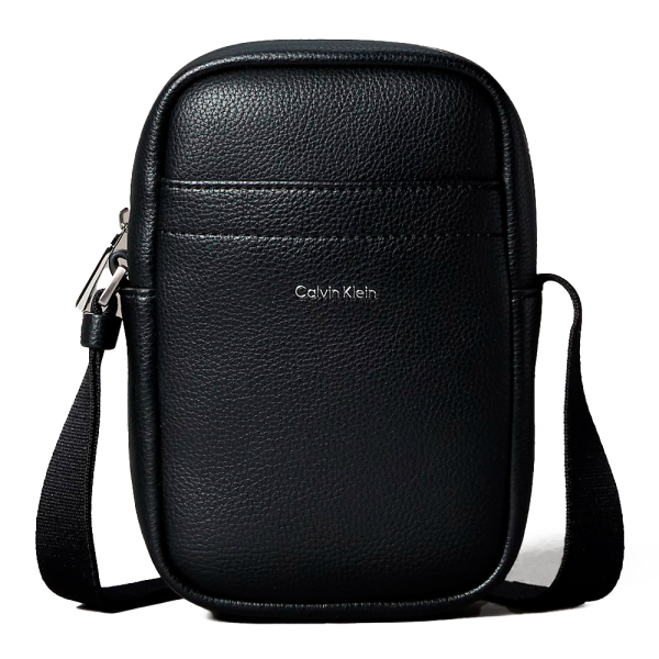 Calvin Klein Sacoche de reporter mince avec plaque logo en relief - U Noir- Ref 49 €