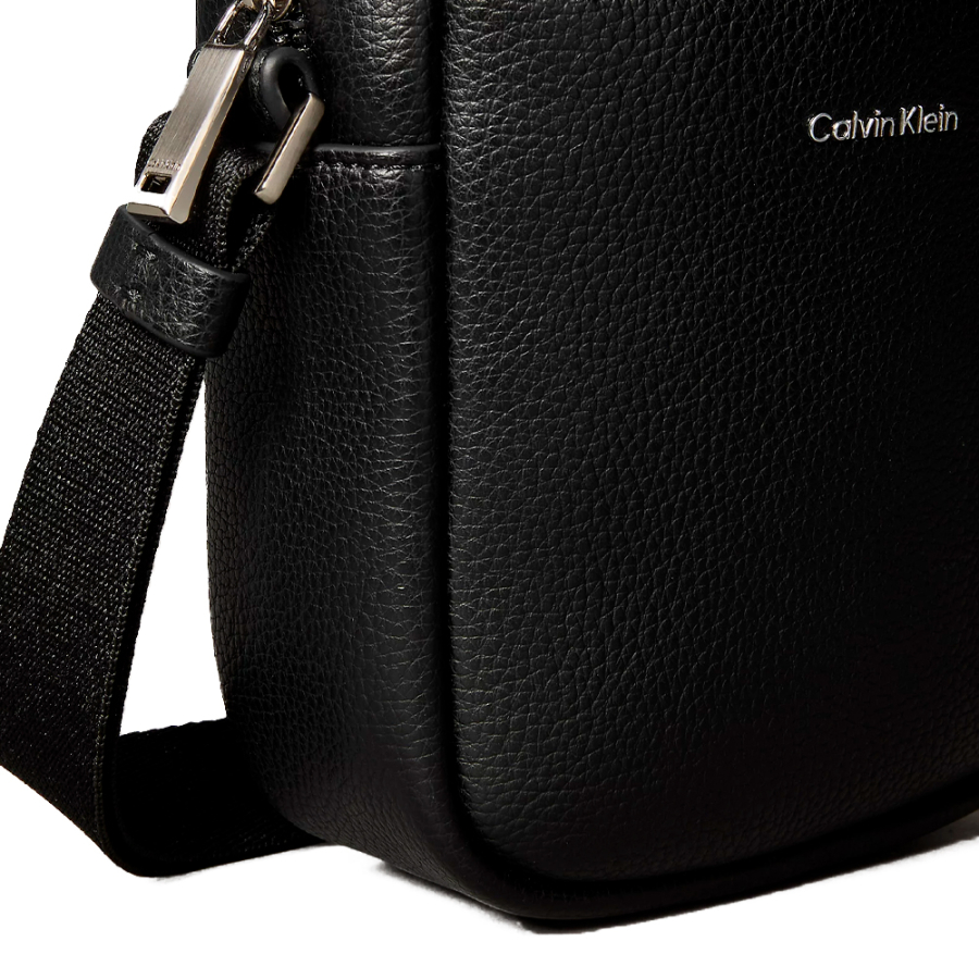 schmale-reportertasche-mit-erhabenem-logo-emblem