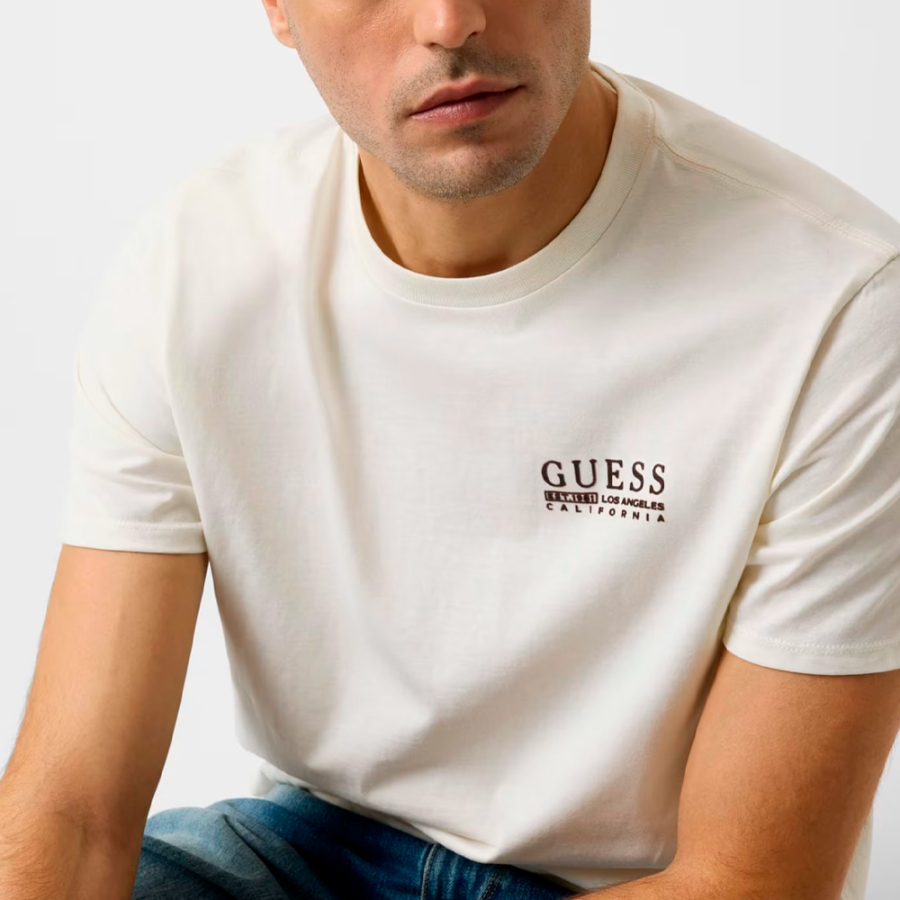 camiseta-com-logo-pequeno