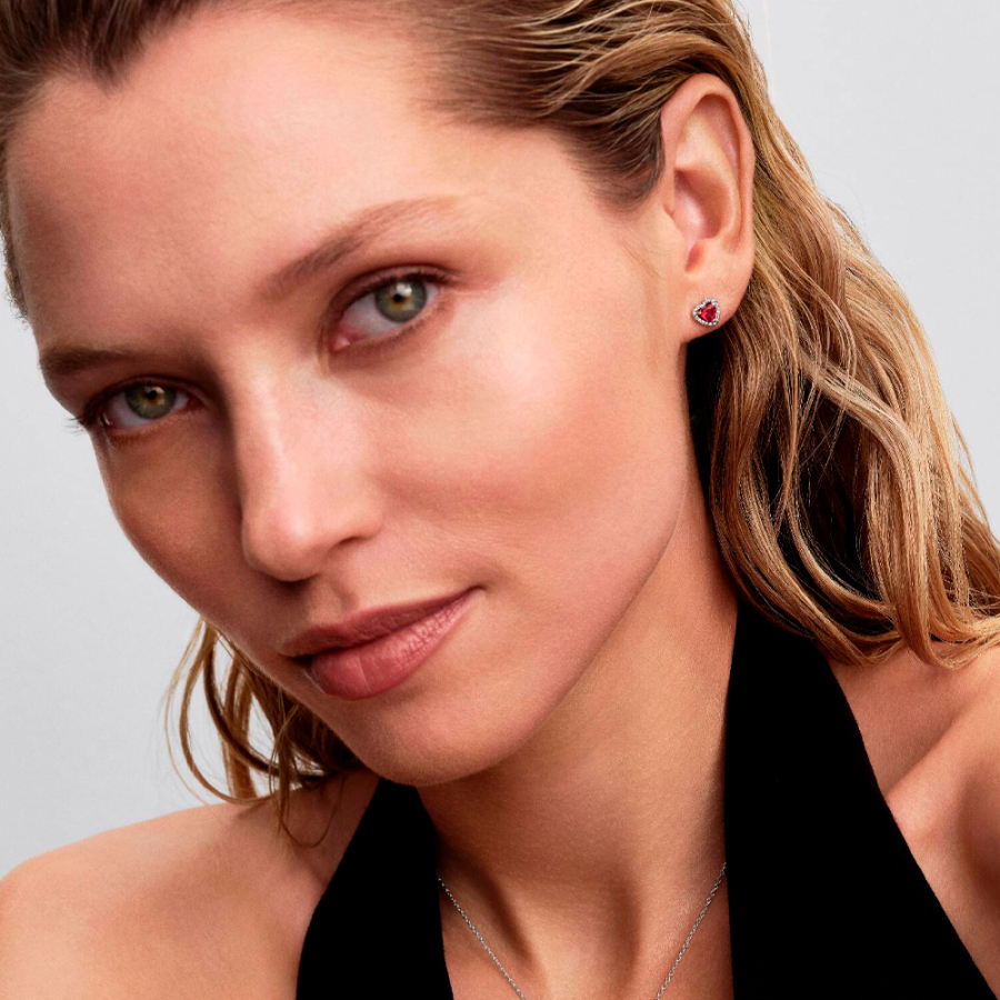 rote-ohrstecker-mit-erhabenem-herzmotiv