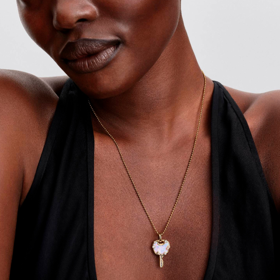 pingente-grande-em-forma-de-chave-rosa-opalescente-com-pingente-em-formato-de-coracao