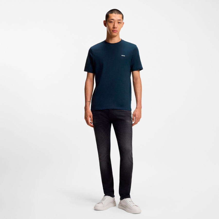 camiseta-con-logo-estampado