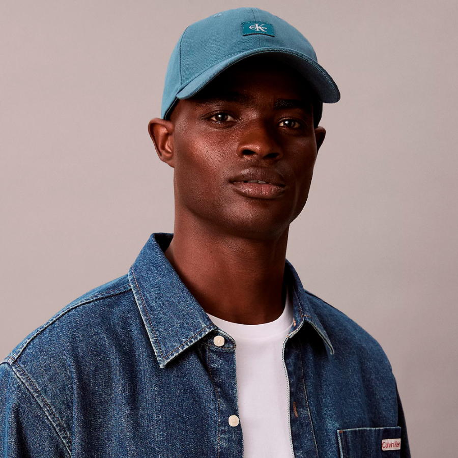 casquette-avec-ecusson-monogramme-tisse