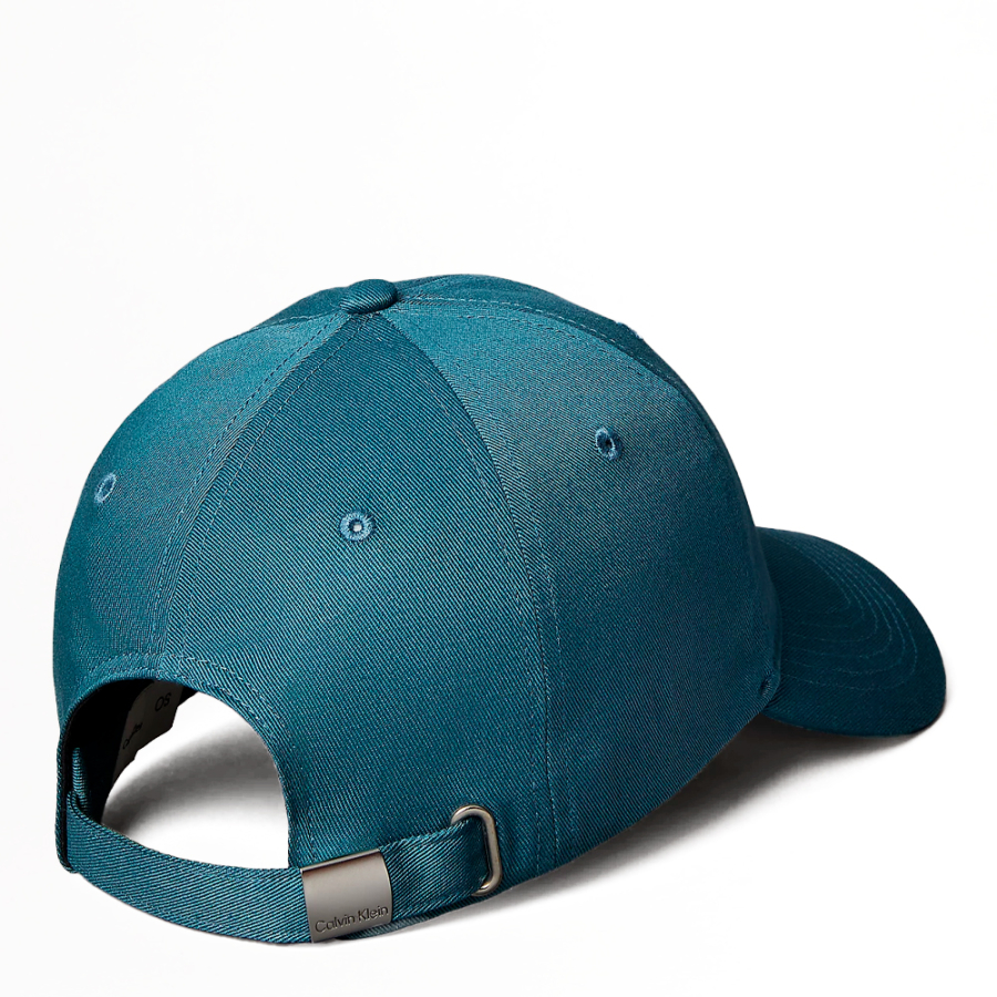 casquette-avec-ecusson-monogramme-tisse