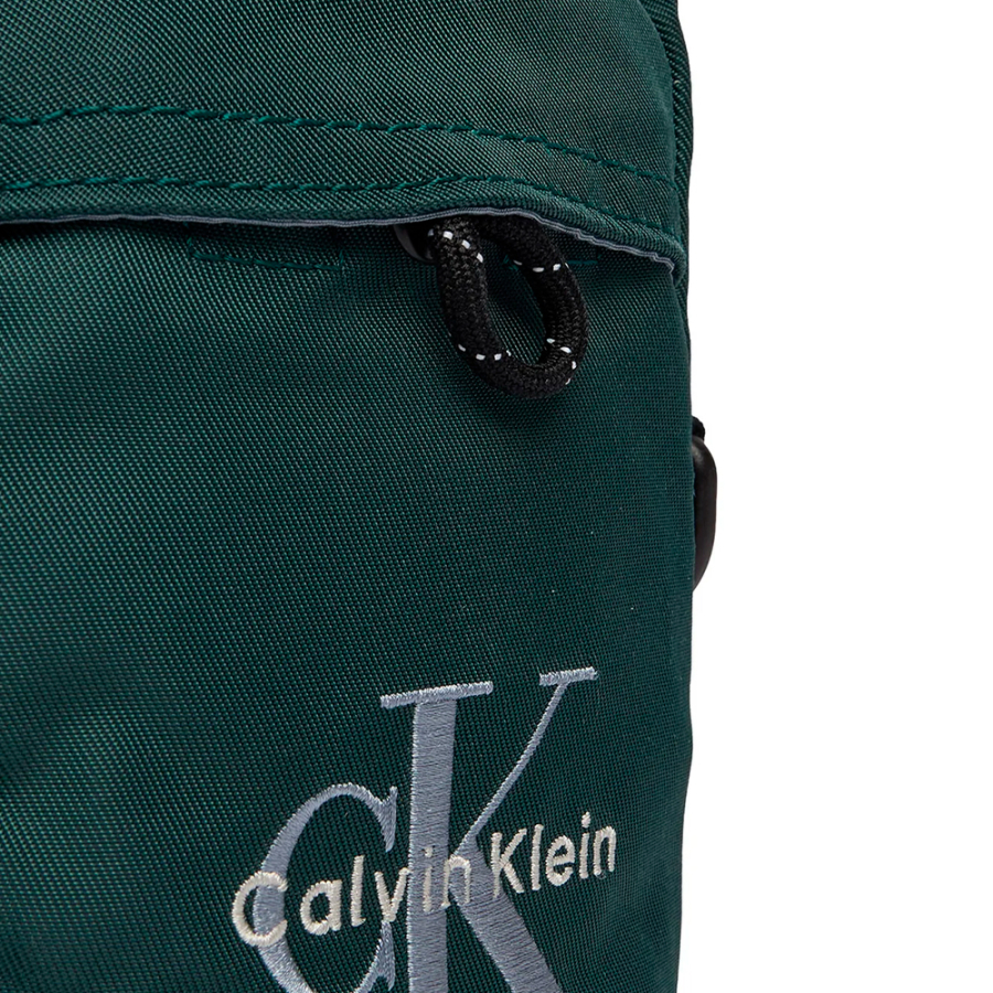 schlanke-reporter-umhangetasche-aus-nylon-mit-auffalligem-logo