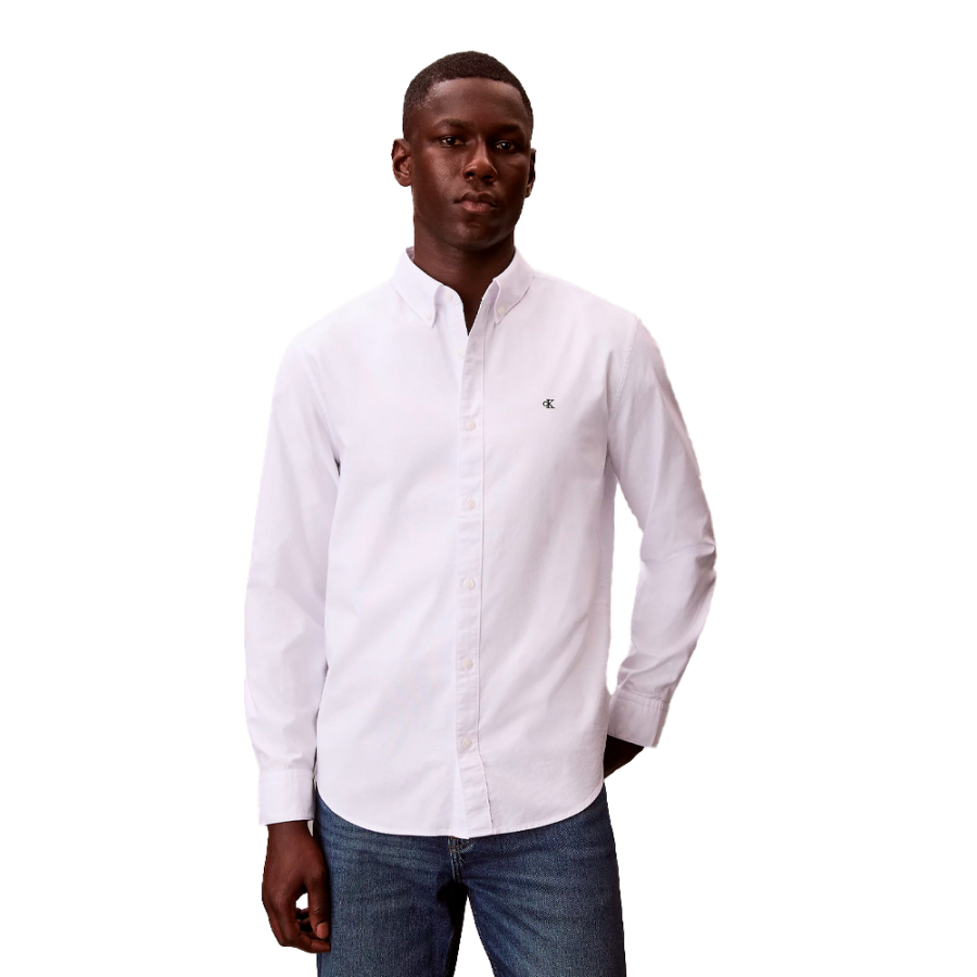 camisa-oxford-classica-de-cor-lisa-com-botoes