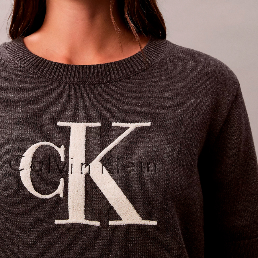 kurz-geschnittenes-jersey-shirt-mit-monogramm