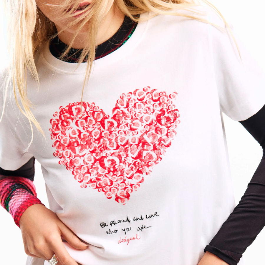 camiseta-de-manga-curta-com-estampa-de-coracao